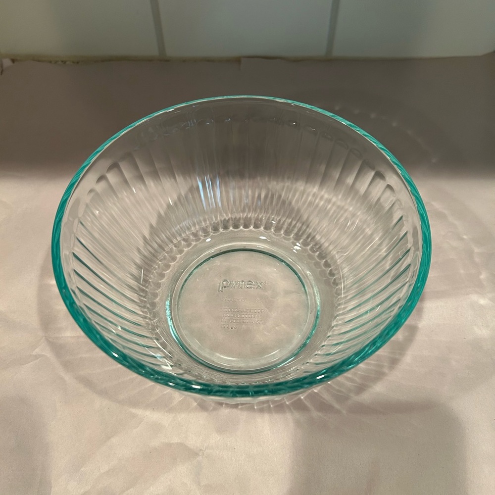 Pyrex Mixing Bowl - Picture 3 of 5